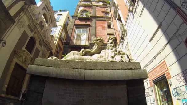 НАПЛЕС, ИТАЛИЯ - CIRCA DECEMA 2013: Nilus Clulpture in Spaccanapoli Road — стоковое видео
