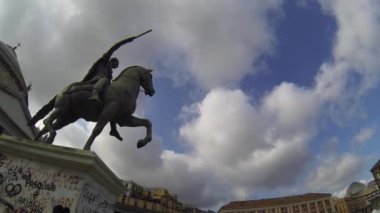 Napoli, İtalya - yaklaşık Aralık 2013: plebiscito yerleştirin ve Aziz peter ve paul Kilisesi ve charles III. bourbon atlı heykeli