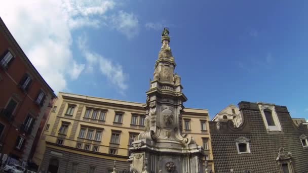NAPLES, ITALIA - CIRCA DICIEMBRE 2013: Obelisco en Piazza San Domenico — Vídeos de Stock
