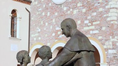 Verona İtalya - yaklaşık Aralık 2013: heykel ve kilise