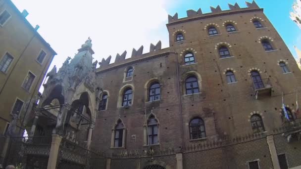 Verona, Itálie - cca prosince 2013: arche scaligere — Stock video