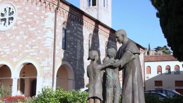 Verona Italië - omstreeks december 2013: sculpturen en kerk — Stockvideo
