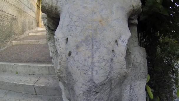 意大利维罗纳-大约在 2013 年 12 月： 与头骨的台阶 — 图库视频影像