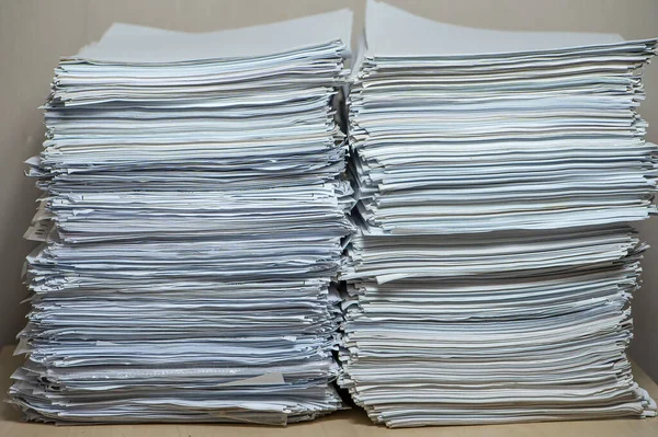 Hromada papírových dokumentů v kanceláři, odpadkový koš, papírový odpad — Stock fotografie