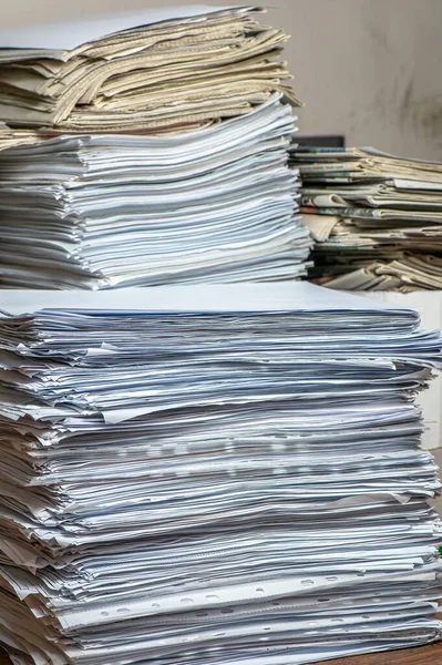 Mucchio di documenti cartacei in ufficio, spazzatura di carta, carta straccia — Foto Stock
