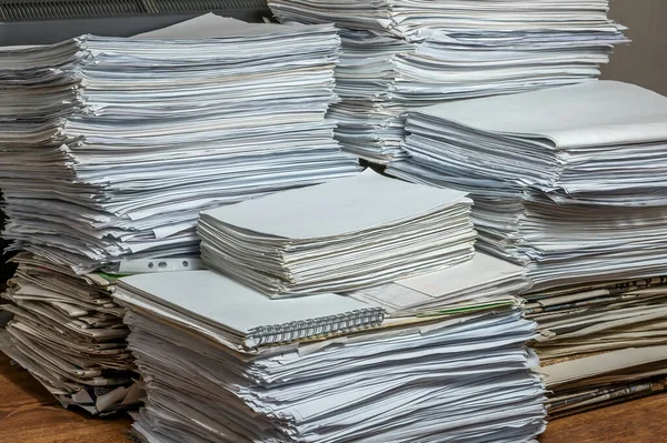 Bir Tomar Kağıt Doküman Ofisteki Masanın Üzerine Istiflenmiş Desteler Atık — Stok fotoğraf