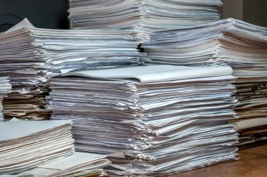 Ofiste kağıt yığını, kağıt çöpü, atık kağıt