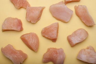 tavuk parçaları sarı yüzeyi