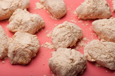 kırmızı bir arka plan karşı ham ekmekli kemiksiz kanat