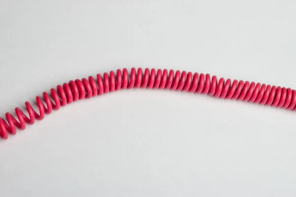 Cable de teléfono rosa en la superficie blanca — Foto de Stock