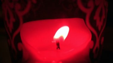 Karanlıkta kırmızı mum