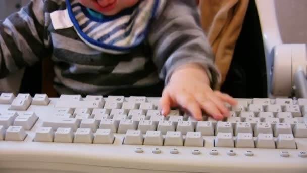 Bambino digitando sulla tastiera del computer 2 — Video Stock