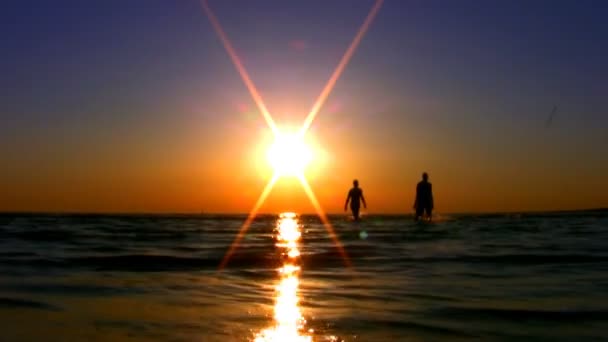Sonnenuntergang über dem Meer — Stockvideo