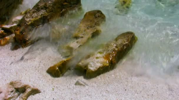 Golpeando olas en las rocas — Vídeo de stock