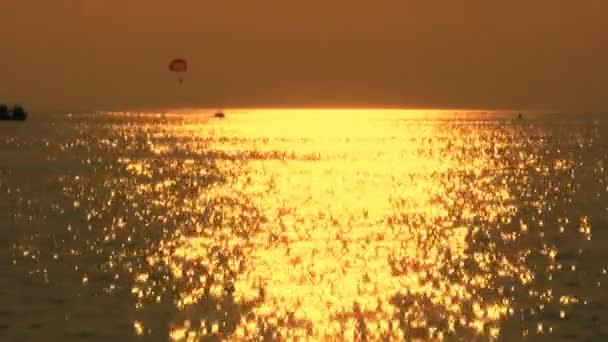 水上运动在日落 1 — 图库视频影像