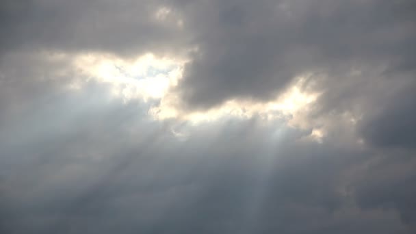 タイムラプス雲と太陽光線 05 と — ストック動画