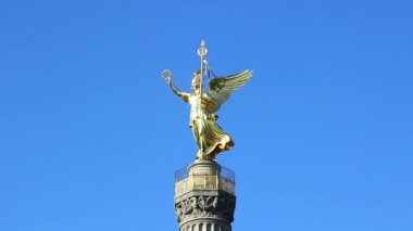estatua con alasHeykelin kanatları