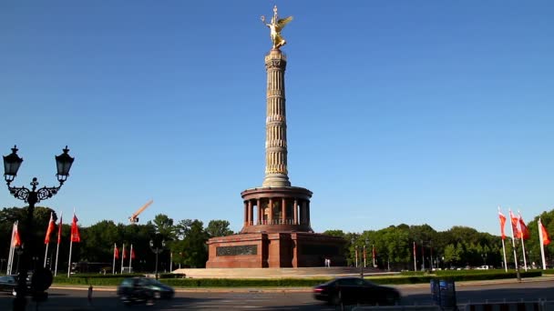 Statue mit Flügeln, Stadt — Stockvideo