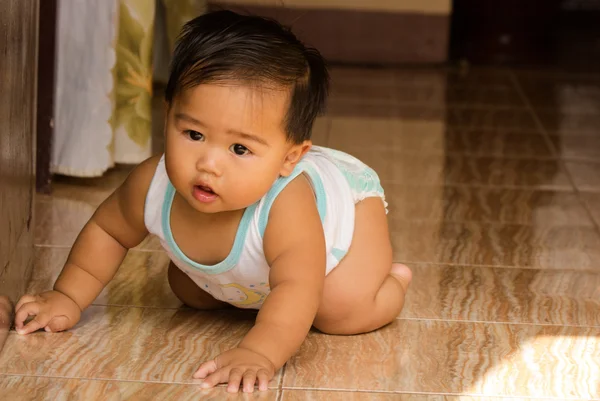 Bebê rastejando — Fotografia de Stock