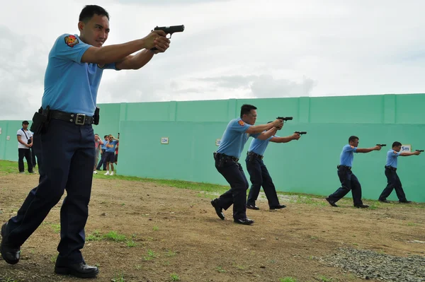 亚洲警察枪械射击练习 — 图库照片
