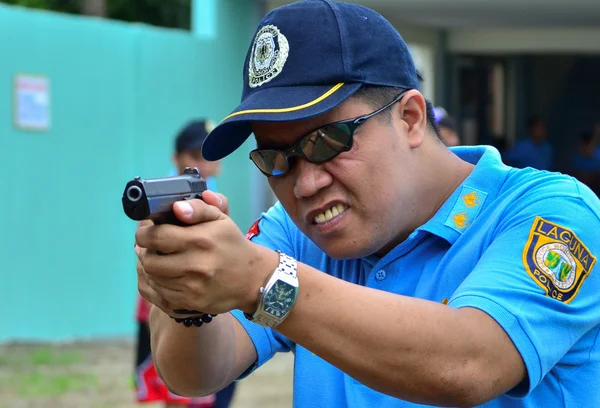 Asijské policejní zbraň střelby — Stock fotografie