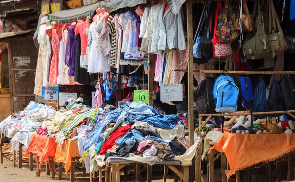 Ukay-ukay Kleidung zum Verkauf — Stockfoto