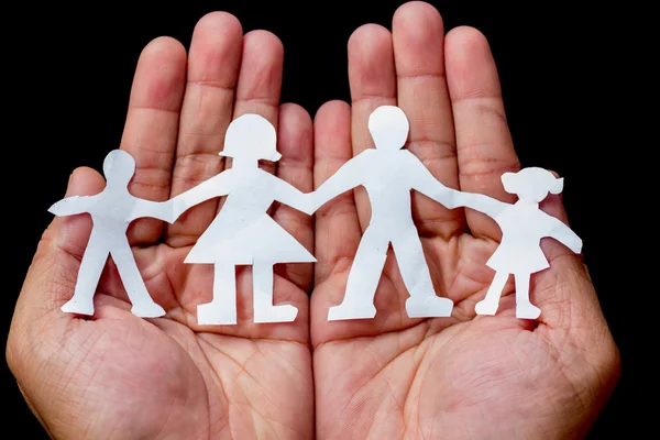 Kağıt aile elinde kesilmiş.