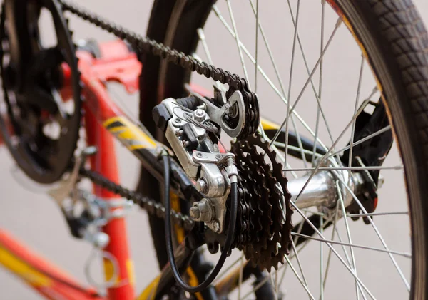 Велосипедная цепь и звездочка — стоковое фото