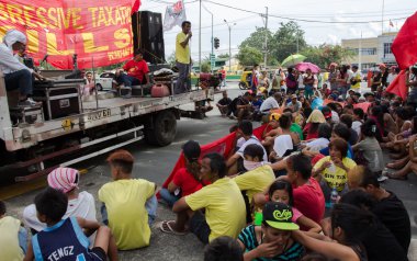 Türkiye karşıtı günah vergi faturası sahnelenen protesto