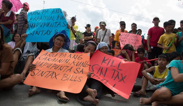 Protestos encenados sobre a lei de impostos anti-Sin das Filipinas — Fotografia de Stock