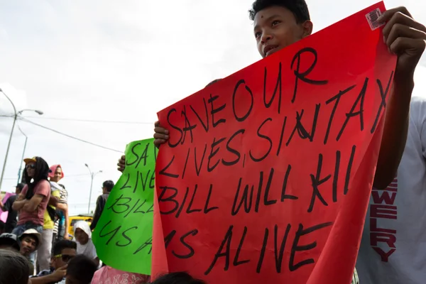 Protests staged over Philippines anti-Sin tax bill — Stock Photo, Image