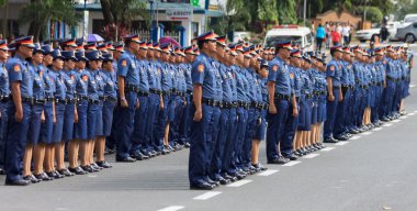yeni polis memuru katılır Filipin Ulusal Polis