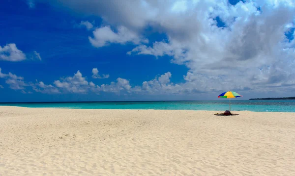 Biały piasek plaży i błękitne niebo — Zdjęcie stockowe