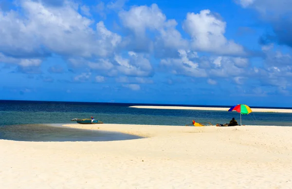 Spiaggia di sabbia bianca e cieli azzurri — Foto Stock