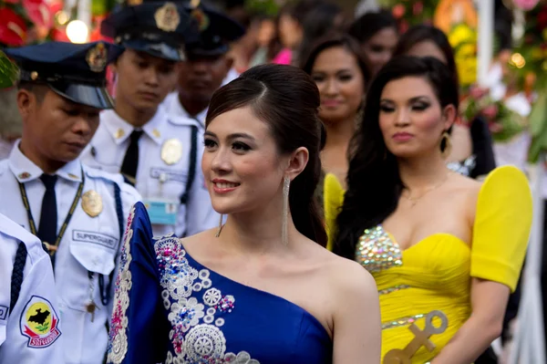 Miss Fülöp-szigetek, Binibining Pilipinas csatlakozik a Manila Santacruzan — Stock Fotó