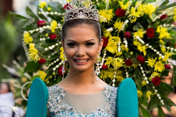 Miss Filipijnen, binibining pilipinas joins santacruzan in Manilla — Stockfoto