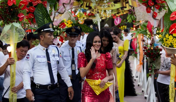 Міс Філіппіни, Binibining Pilipinas приєднується до Santacruzan в Манілі — стокове фото