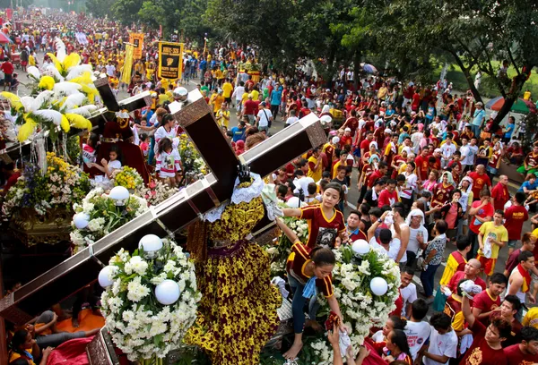 Siyah nazarene Bayramı sırasında Katolik en büyük alay — Stok fotoğraf