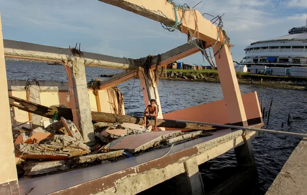 Super tyfoon haiyan overlevenden Rechtenvrije Stockfoto's