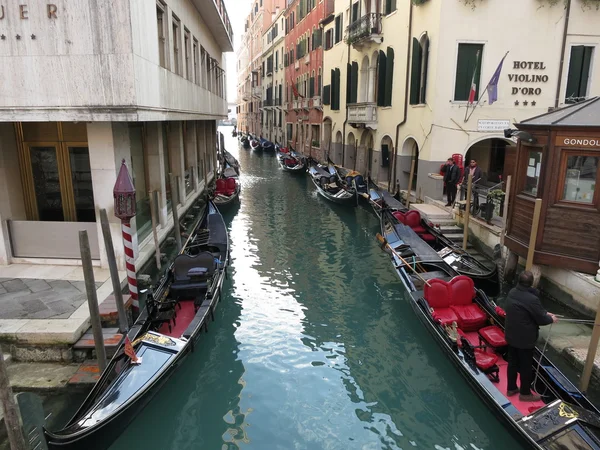 吊船在意大利威尼斯运河上 — 图库照片