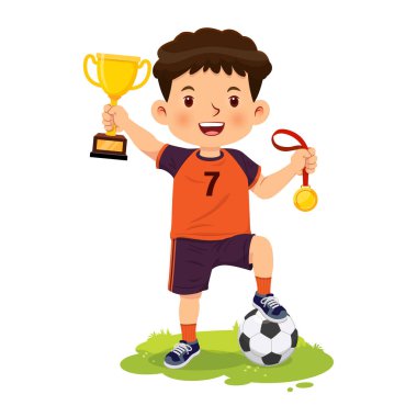 Mutlu gülümseyen çocuk elinde altın madalya ve futbol maçlarından kalma kupa tutuyor..