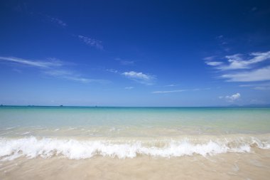 güzel mavi deniz ve açık mavi gökyüzü ile güzel bir plaj