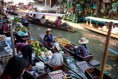 Bangkok Ağustos 2008. damnoen saduak yüzen Pazar pazar sabahı meşgul. taze satan yerli üretmek, turistik teknelerin beklerken pişmiş gıda ve Hediyelik eşya