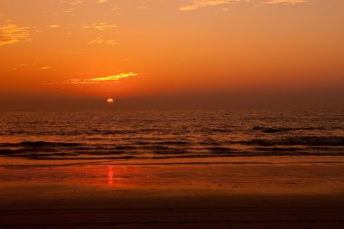 tropikal deniz üzerinde güneş ayarı