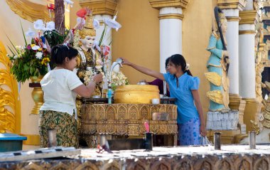 Yangon, myanmar - 28 Ocak: Buda su dökerek Budist adanmışlar görüntü shwedagon pagoda, Ocak 28, 2010 Myanmar (burma, dolunay Festivali).