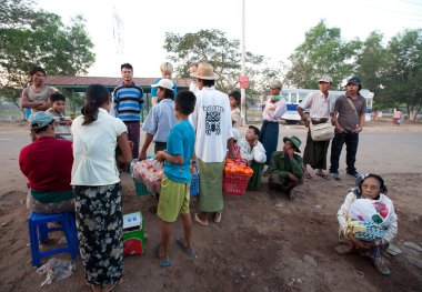 Yangon, myanmar - jan 30: zajęty ulicznych sprzedawców sprzedaży śniadanie w yangon autobusem stacji, 30 stycznia 2010 w związku myanmar (Birmy).