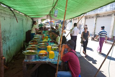 Yangon, myanmar Şubat 2010. yangon, sokaklarında yol kenarına yerleştirilen bir durak. yol kenarındaki tezgahlarda çok popüler ve yaygın myanmar, sokaklarında