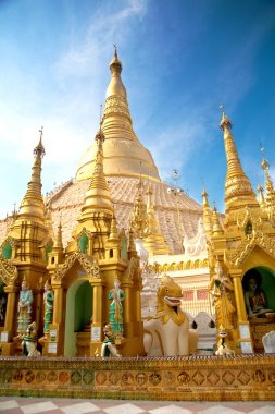 Merkez pagoda shwedagon pagoda, yangon, Myanmar küçük türbelerin yüzlerce tarafından çevrili.