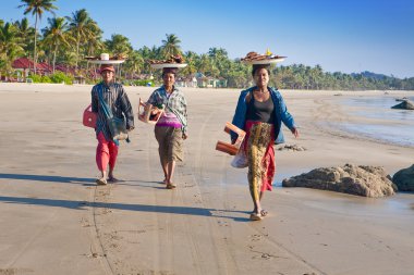 ngwe saung myanmar - 2 Şubat. 2 Şubat 2010 ngwe saung, myanmar plaj boyunca ziyaretçilere ızgara balık satan üç Birmanya kadınların.