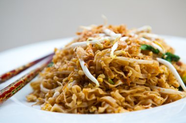 lezzetli karıştırın kızarmış oryantal noodles ile bebek bok choi ve fasulye filizi.